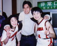勝田整体院院長と東芝女子バスケットボール部部員